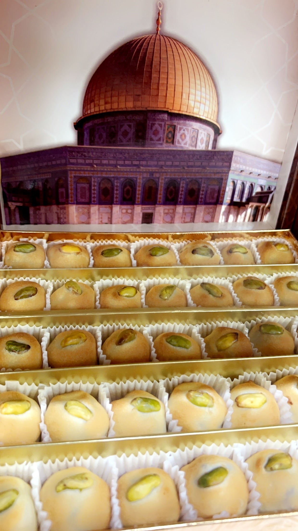 Maamoul pistachio dates