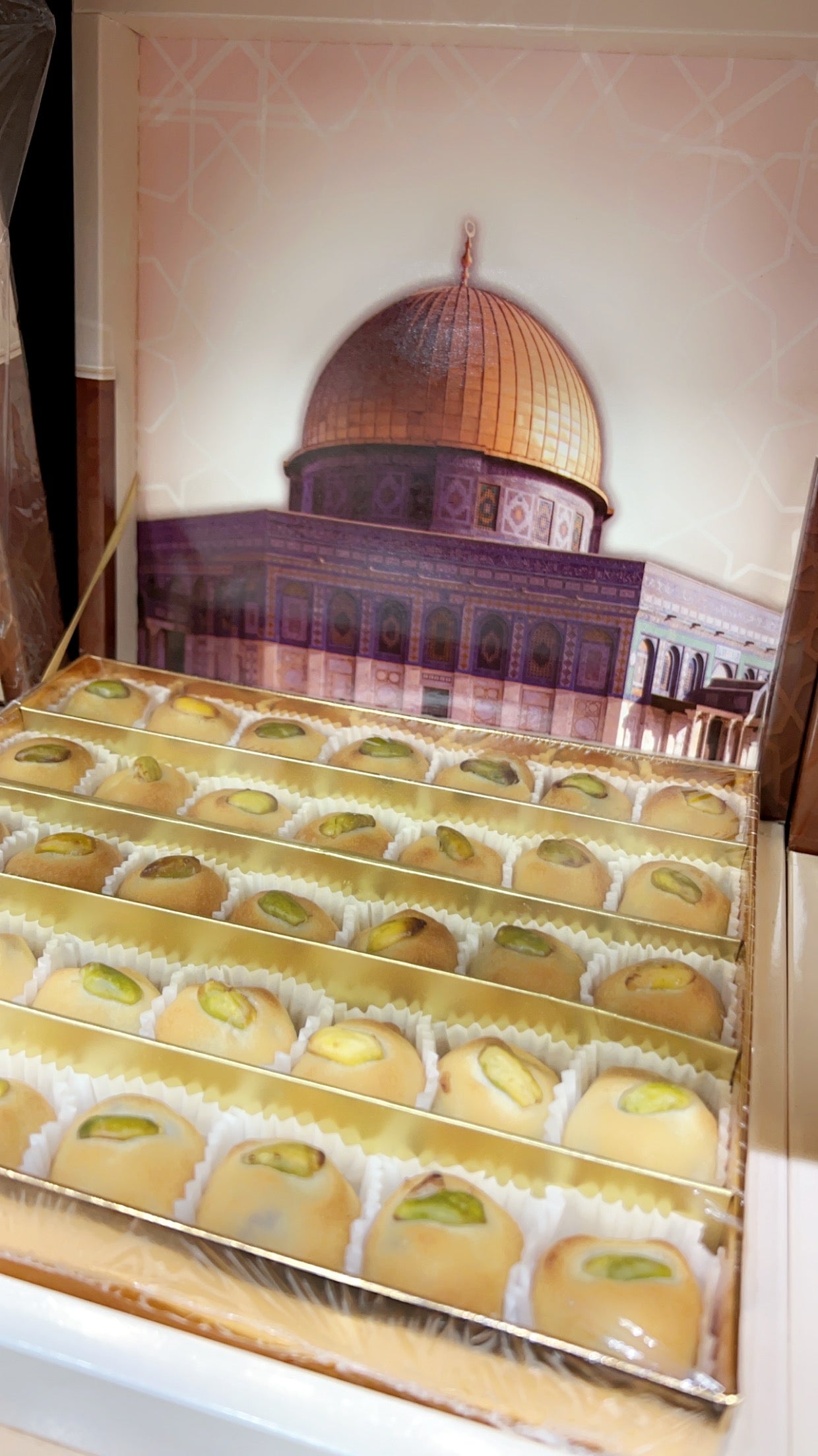 Maamoul pistachio dates