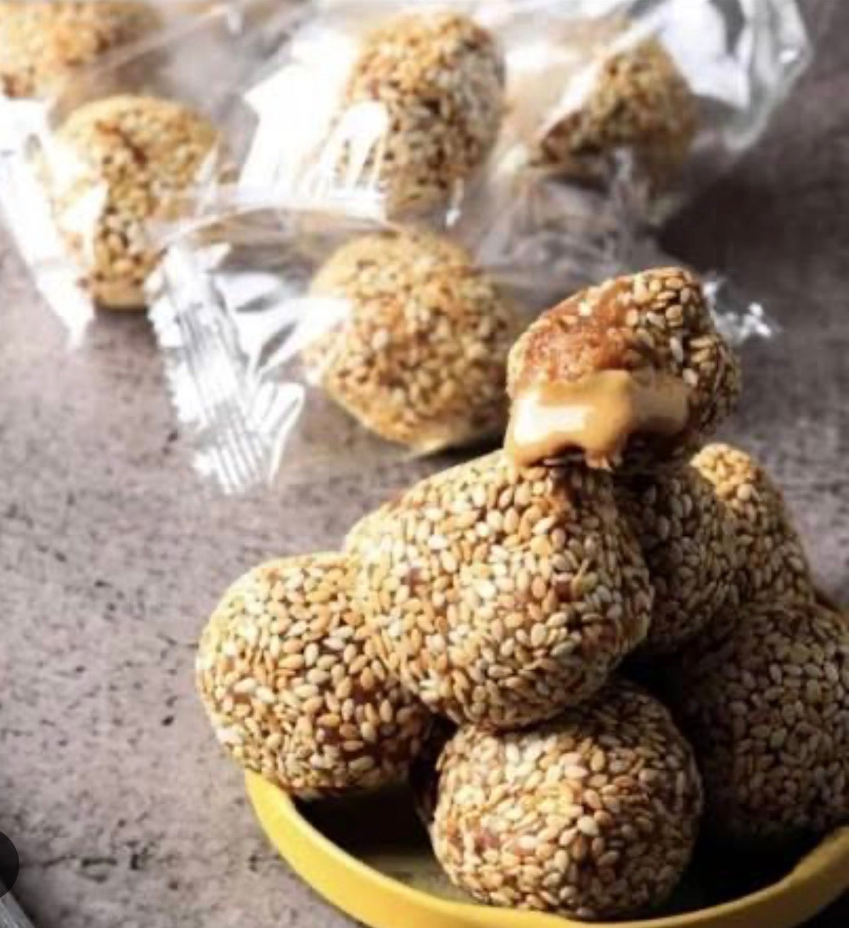 Dates balls stuffed with Tahini & Sesame كرات تمر بالطحينة و السمسم