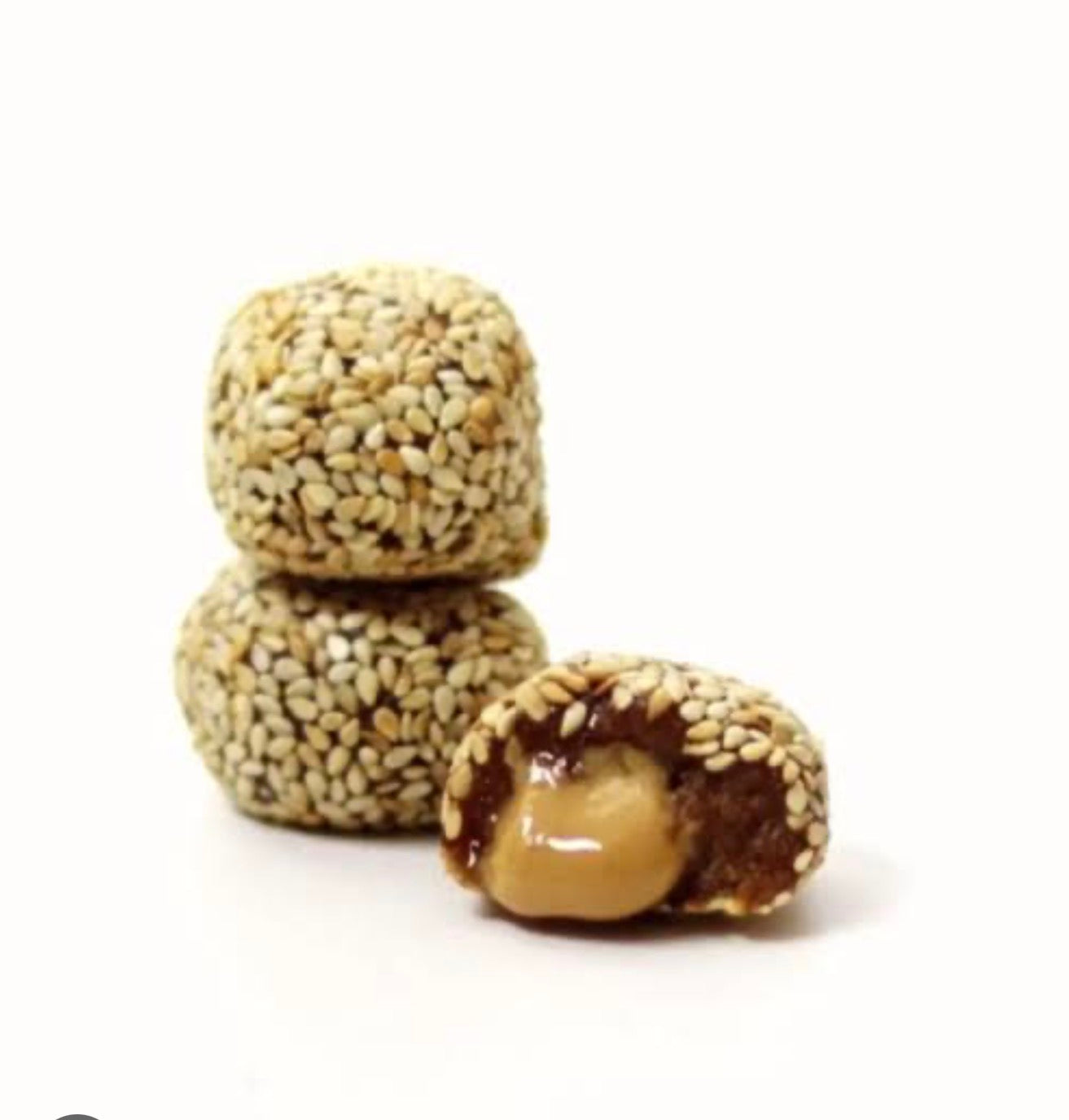 Dates balls stuffed with Tahini & Sesame كرات تمر بالطحينة و السمسم